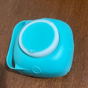 Spa brush that you fill with soap or shampoo in teal